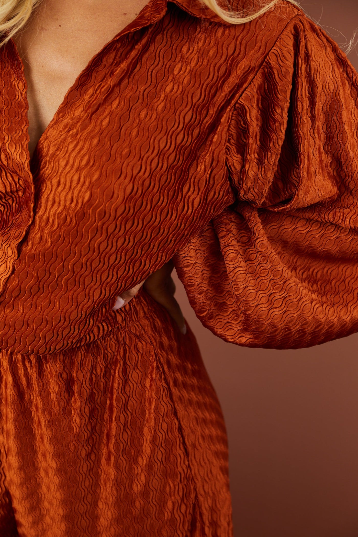 Caramel Wavy Textured Satin Elastic Hem Blouse