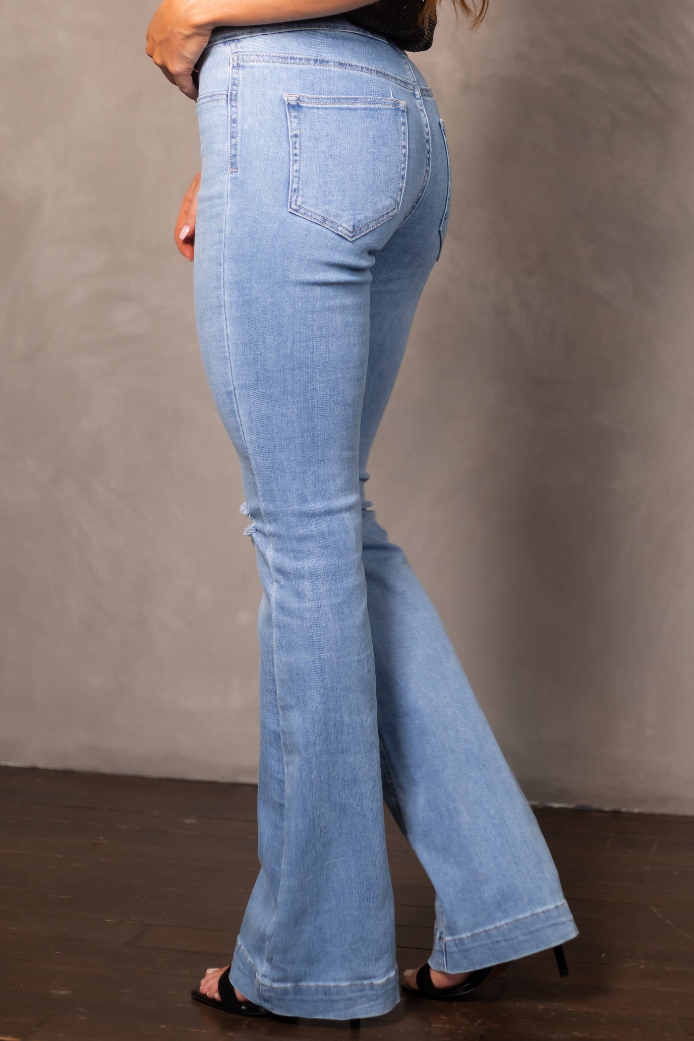 Light Wash Mid Rise Distressed Knee Jeggings