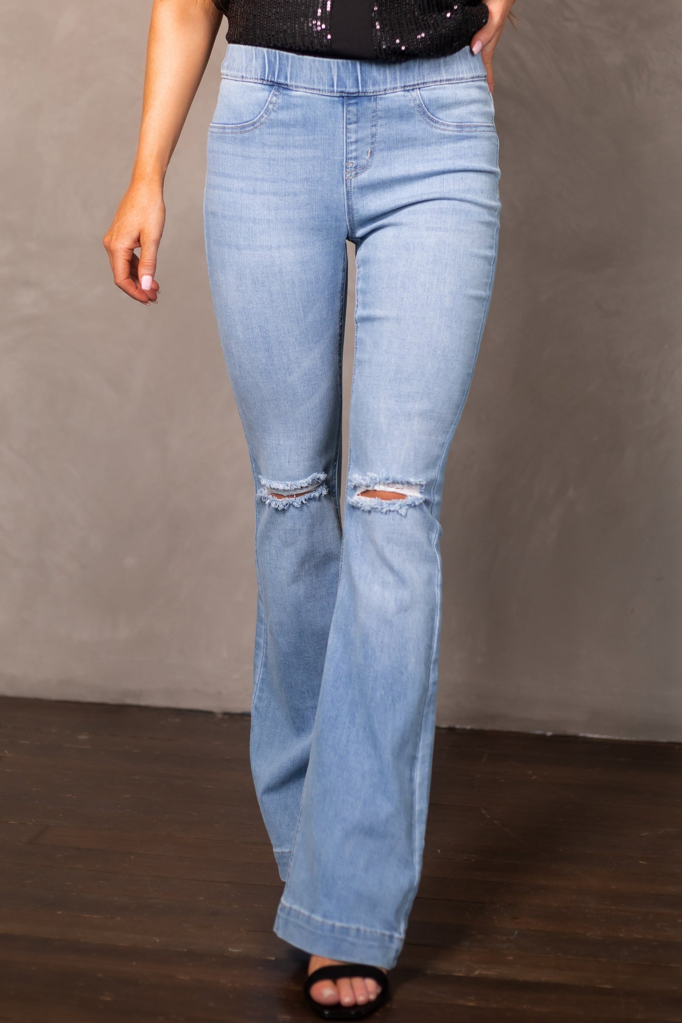 Light Wash Mid Rise Distressed Knee Jeggings