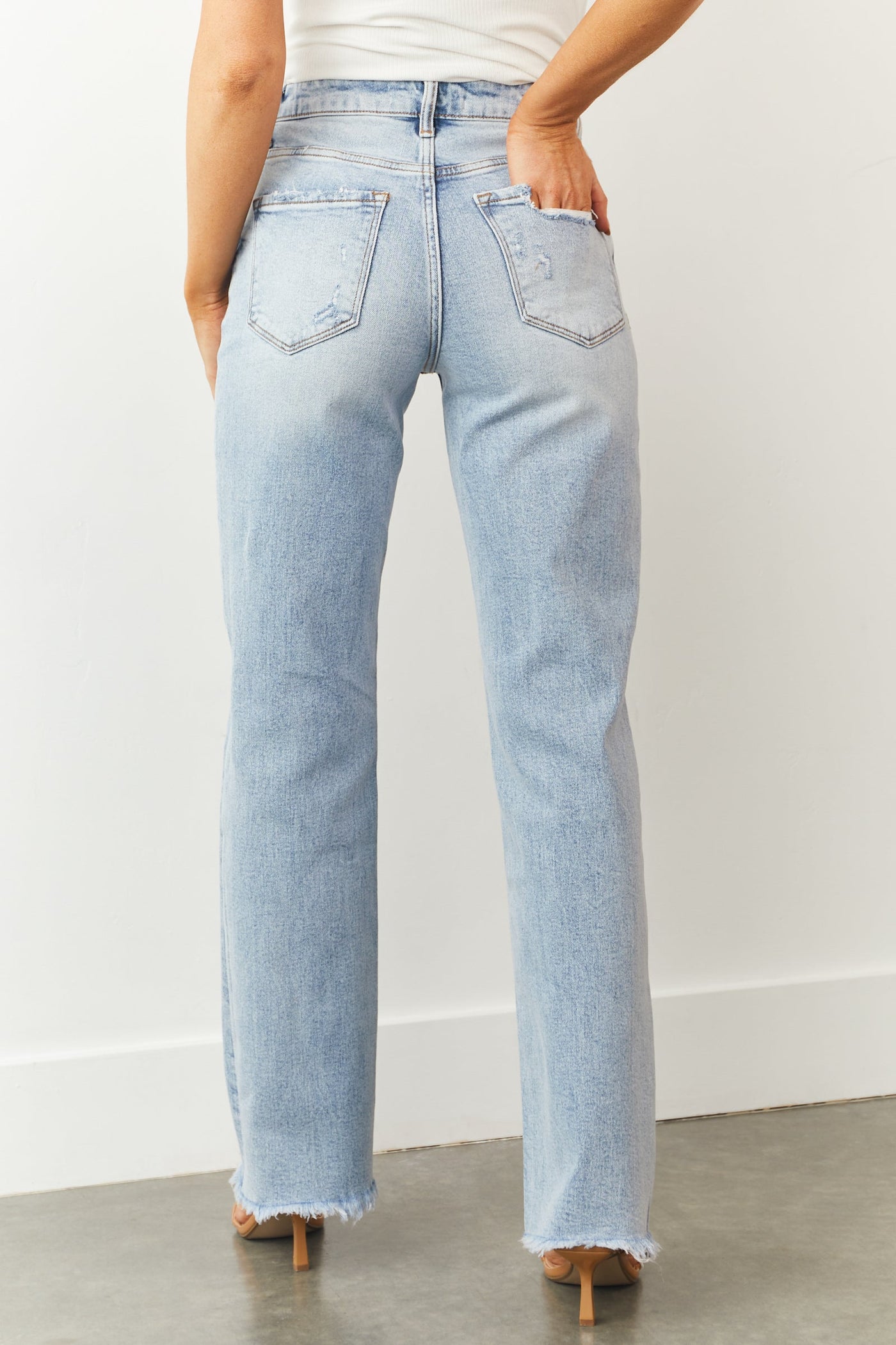 Light Washed Distressed 90s Straight Leg Jeans